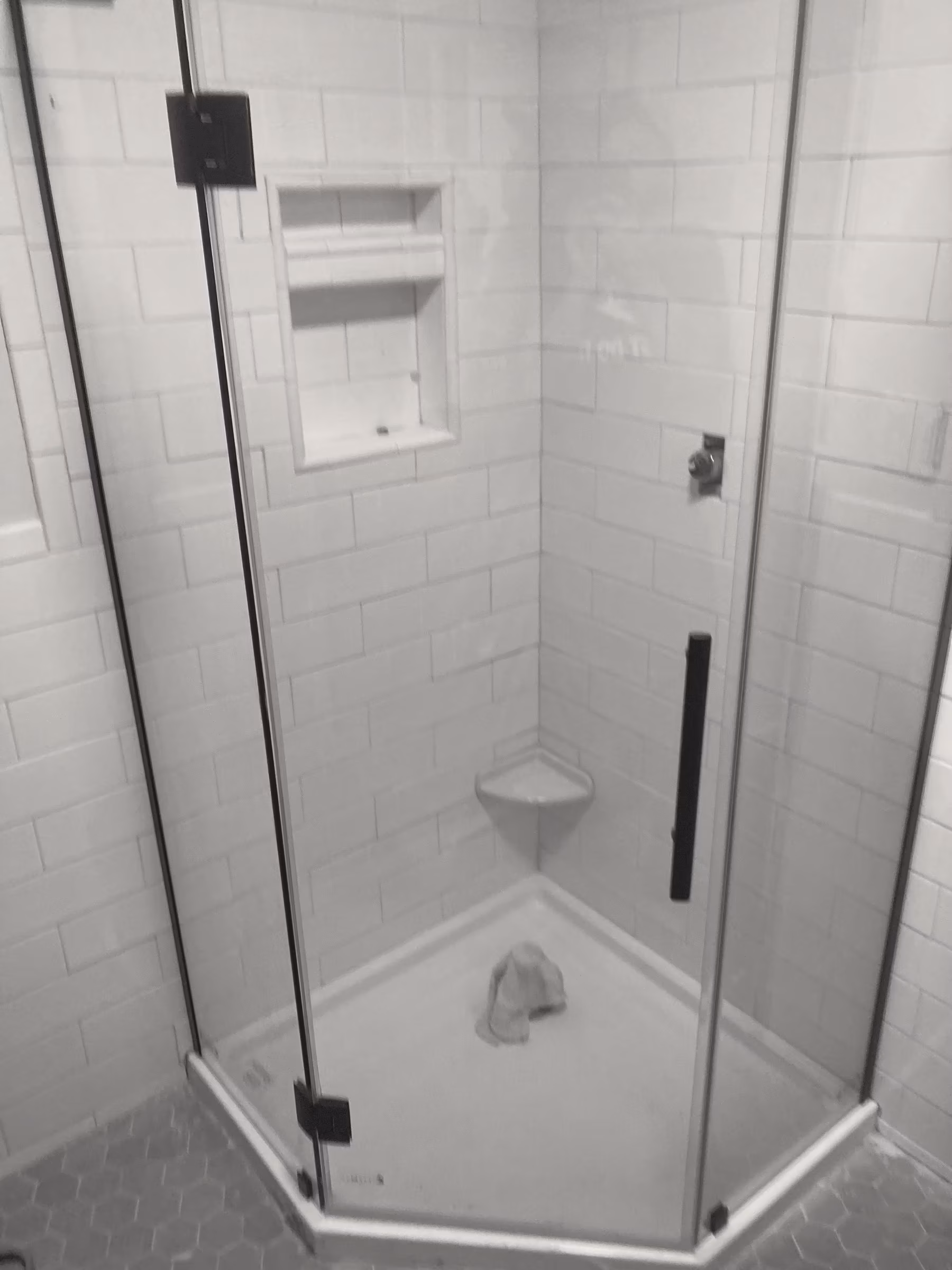 Tile · neo-angle shower · niche and seat